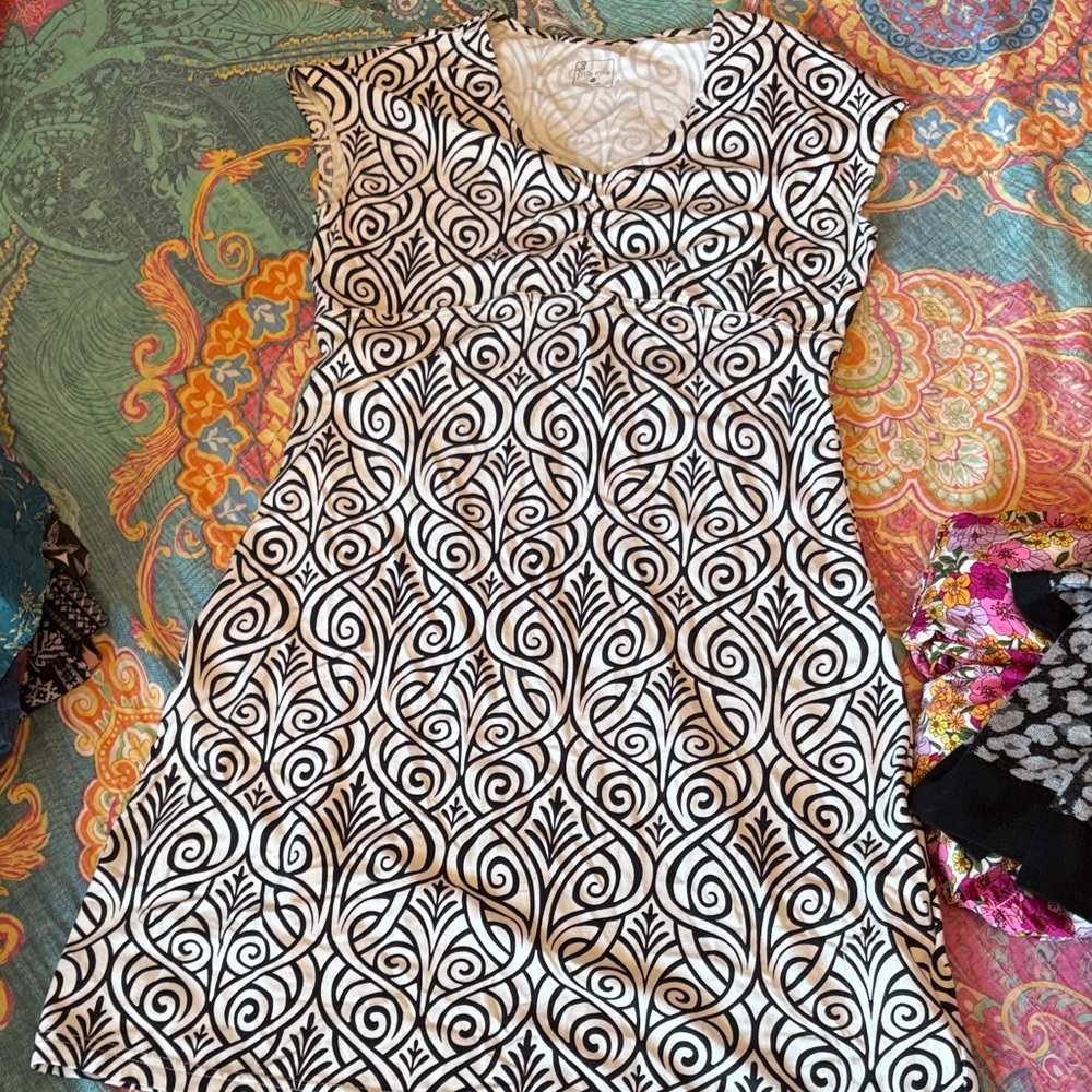 Title Nine Black and White Swirl Blouse